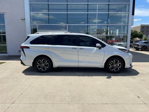 Used 2026 Toyota Sienna Platinum AWD/4WD image 4