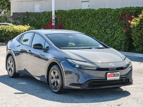Used 2023 Toyota Prius LE FWD image 3