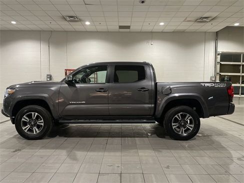 Used 2018 Toyota Tacoma TRD Sport image 2