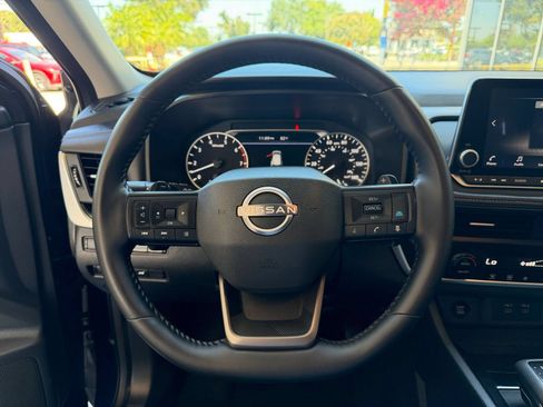 Used 2025 Nissan Rogue SV FWD image 30