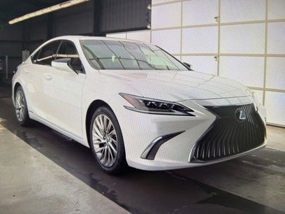 Used 2021 Lexus ES 300h Ultra Luxury w/ Accessory Package 2