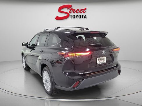 New 2026 Toyota Highlander AWD image 2