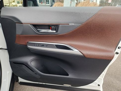 Used 2024 Toyota Venza XLE image 10