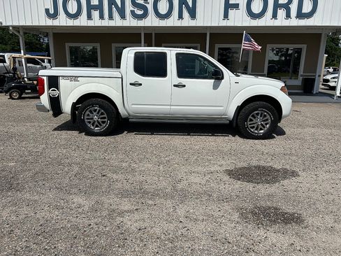 Used 2016 Nissan Frontier SV RWD image 1