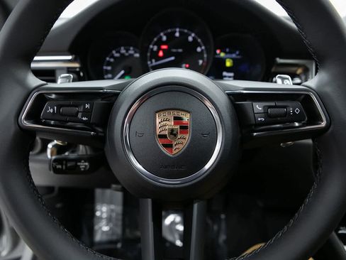 Certified 2025 Porsche Macan image 14