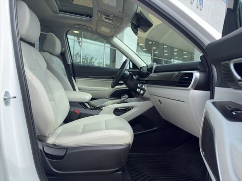 Used 2025 Kia Telluride S FWD image 17