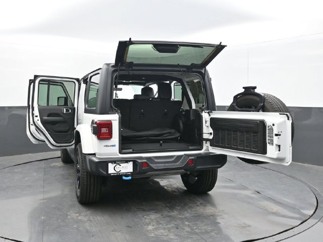 Used 2023 Jeep Wrangler Unlimited Sahara w/ Cold Weather Group AWD/4WD image 62