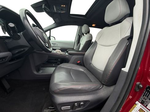 Used 2022 Toyota Sienna XSE image 9
