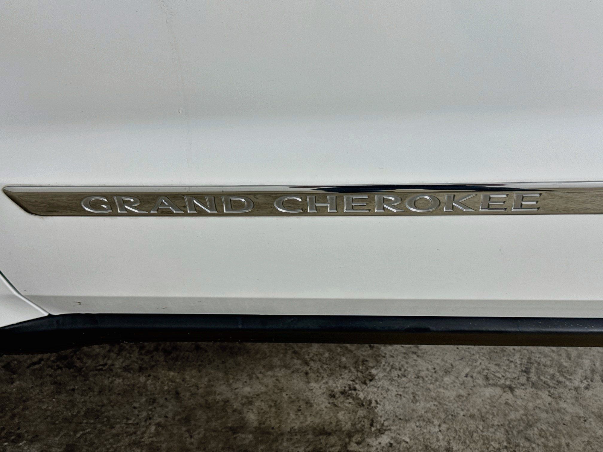 Used 2013 Jeep Grand Cherokee Overland Summit AWD/4WD image 28
