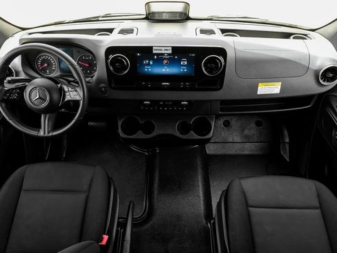 Used 2025 Mercedes-Benz Sprinter 2500 image 10