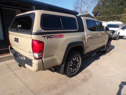 Used 2017 Toyota Tacoma TRD Off-Road w/ Premium & Technology Package image 5