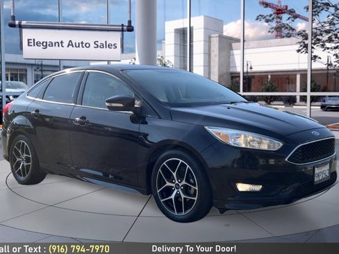 Used 2015 Ford Focus SE w/ SE Sport Package FWD image 3