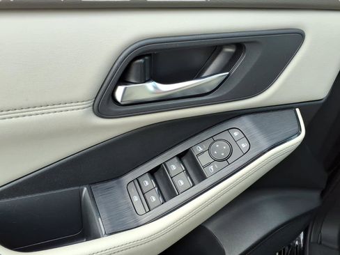 Used 2024 Nissan Rogue SV w/ SV Premium Package image 14