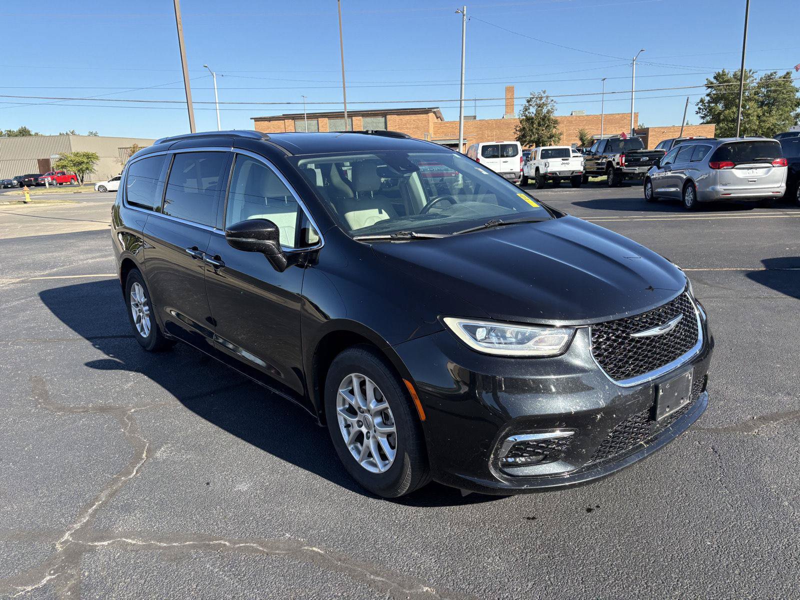 Used 2021 Chrysler Pacifica Touring-L FWD image 2