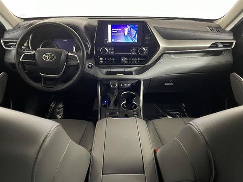 Used 2023 Toyota Highlander XLE AWD/4WD image 11
