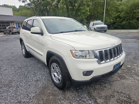 Used 2011 Jeep Grand Cherokee Laredo AWD/4WD image 3