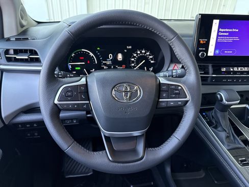 Certified 2025 Toyota Sienna XLE w/ XLE Plus Package FWD image 11