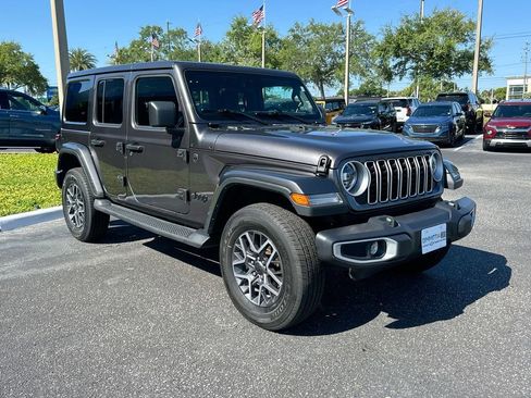 Used 2025 Jeep Wrangler Unlimited Sahara AWD/4WD image 3