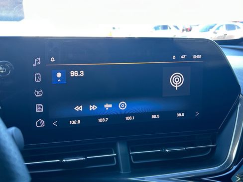 Used 2025 Chevrolet Trax RS w/ Sunroof Package image 16