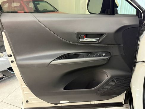 Used 2021 Toyota Venza LE image 17