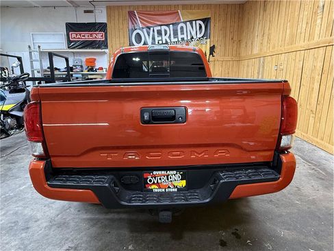 Used 2017 Toyota Tacoma TRD Sport AWD/4WD image 5