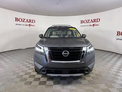 Used 2025 Nissan Pathfinder SL AWD/4WD image 2