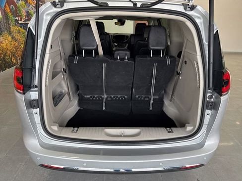 Used 2024 Chrysler Pacifica Touring-L image 45