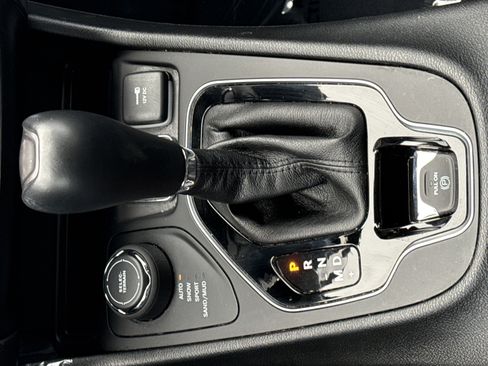 Used 2022 Jeep Cherokee Limited image 24