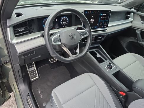 Used 2025 Volkswagen Tiguan SE R-Line AWD/4WD image 16
