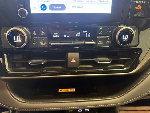 Used 2023 Toyota Highlander XLE AWD/4WD image 33