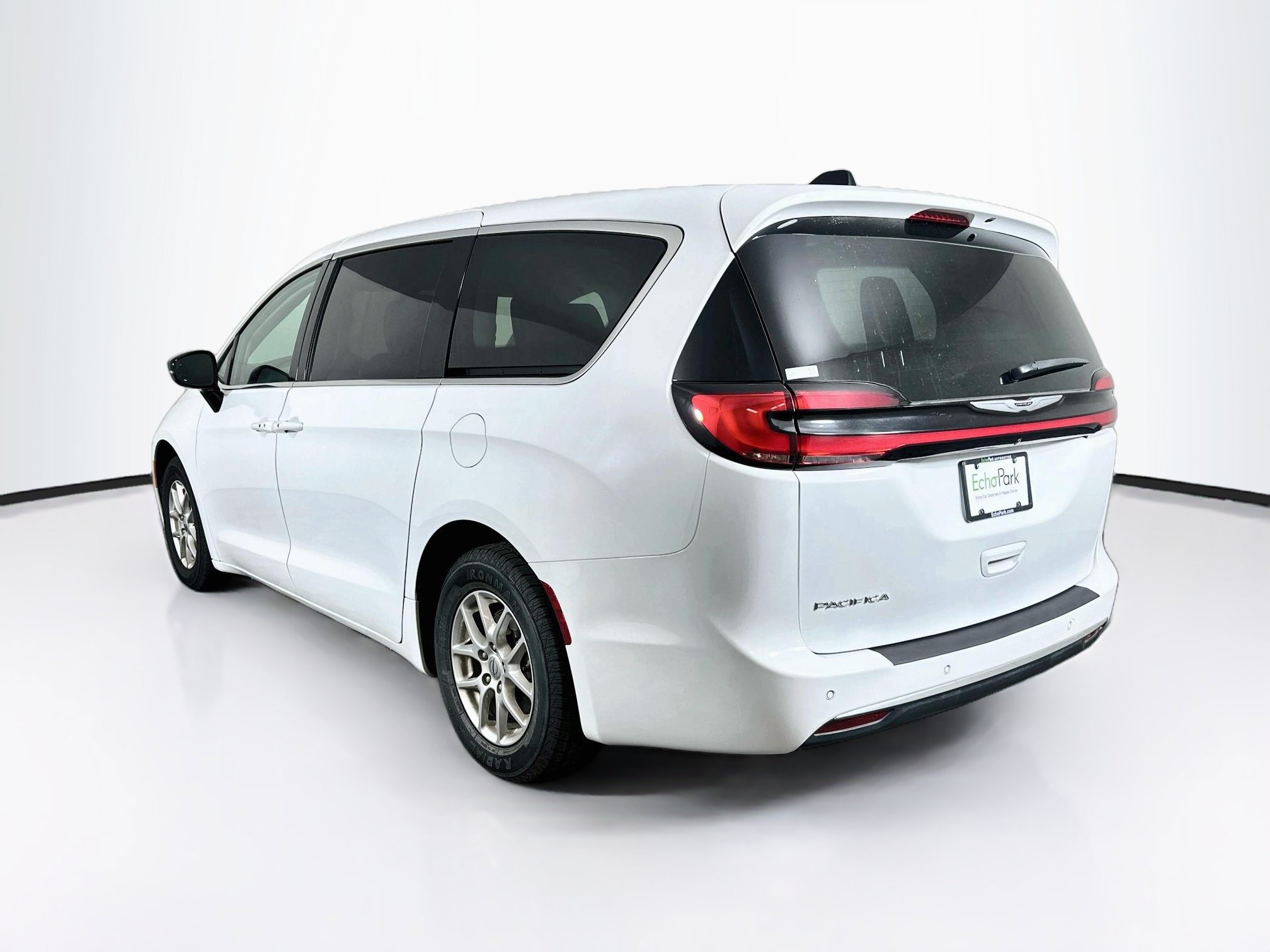 Used 2024 Chrysler Pacifica Touring-L FWD image 5
