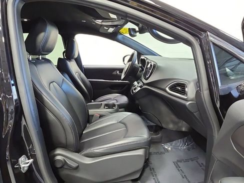 Used 2025 Chrysler Pacifica Select FWD image 10