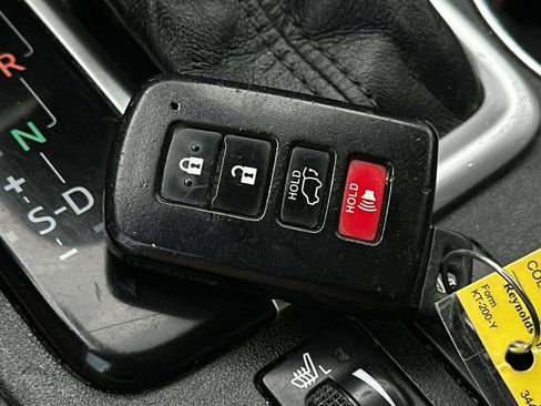 Used 2017 Toyota Highlander SE image 23