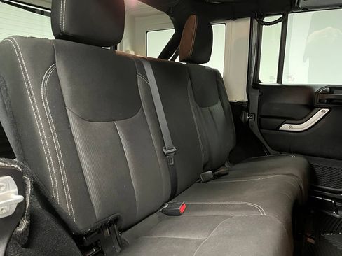 Used 2017 Jeep Wrangler Unlimited Rubicon w/ Connectivity Group AWD/4WD image 45