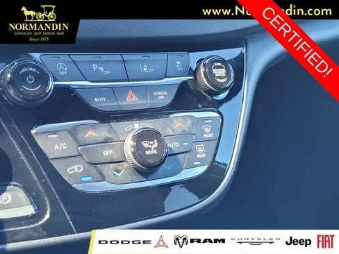 Certified 2025 Chrysler Pacifica Select FWD image 11