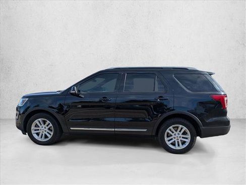 Used 2017 Ford Explorer XLT w/ Equipment Group 202A FWD image 8