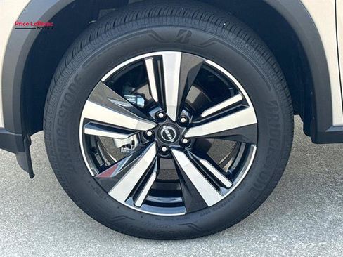 Used 2025 Nissan Rogue SL AWD/4WD image 4