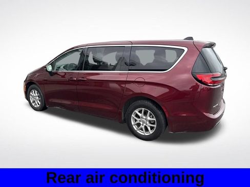 Used 2023 Chrysler Pacifica Touring-L FWD image 3