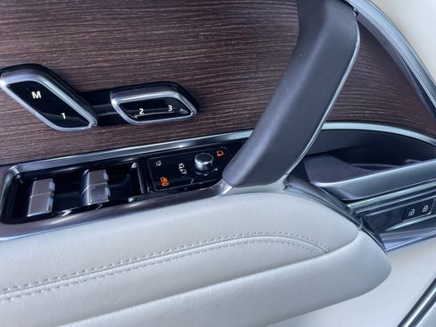 Used 2024 Land Rover Range Rover SE image 11