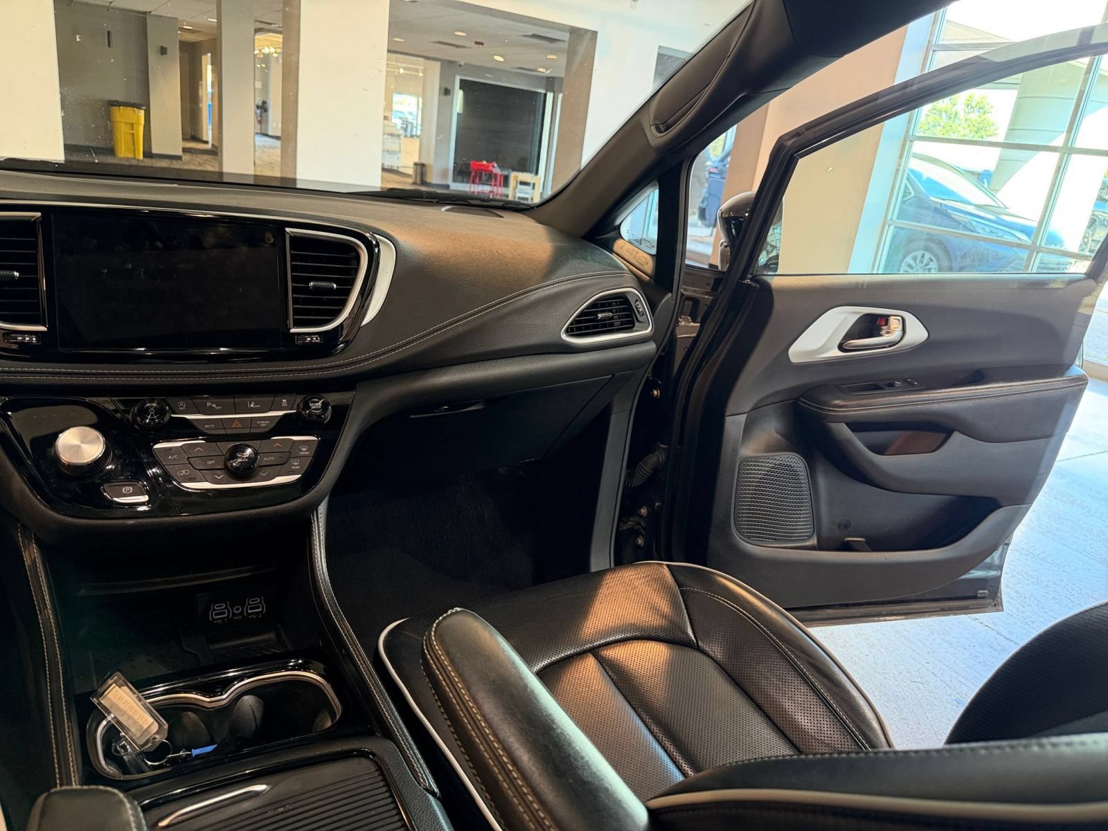 Used 2025 Chrysler Pacifica Limited FWD image 38