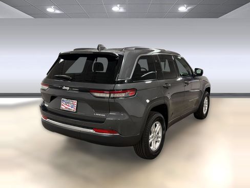 Used 2025 Jeep Grand Cherokee Laredo RWD image 8