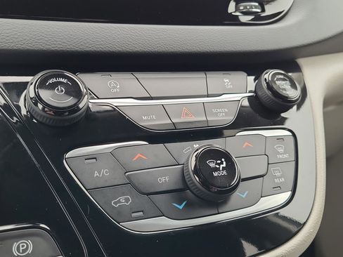 Used 2023 Chrysler Voyager LX image 22