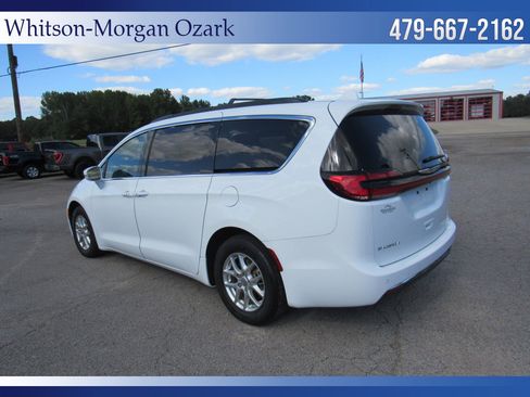 Used 2022 Chrysler Pacifica Touring-L image 10