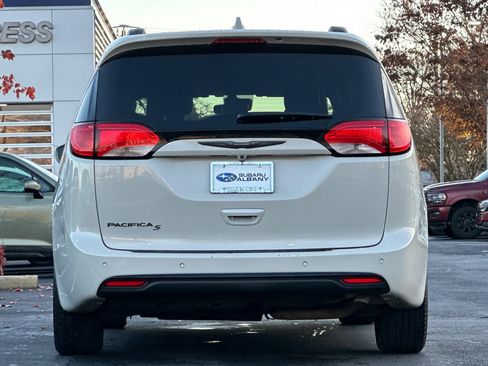 Used 2020 Chrysler Pacifica Touring-L Plus image 5