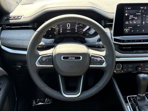 Certified 2025 Jeep Compass Latitude image 20