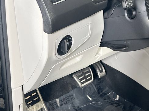 Used 2022 Volkswagen Tiguan SE R-Line AWD/4WD image 10