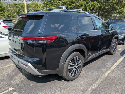 Used 2025 Nissan Pathfinder Platinum w/ Black Appearance Package FWD image 4