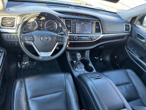 Used 2019 Toyota Highlander Limited image 11