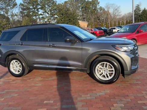 Used 2025 Ford Explorer Active w/ Active Comfort Package RWD image 4
