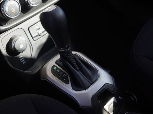 Used 2017 Jeep Renegade Latitude AWD/4WD image 28